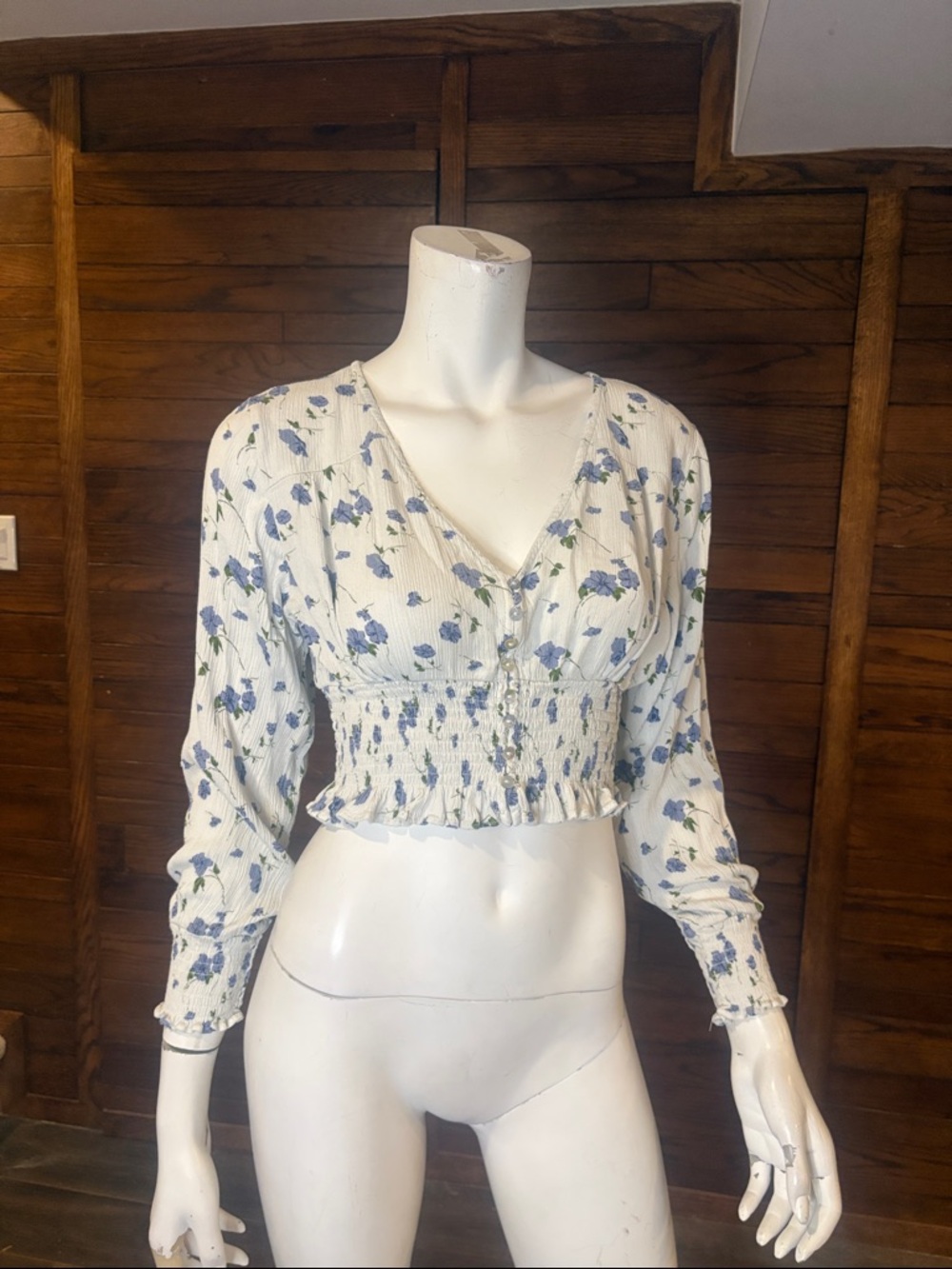 Source Unknown White Cropped Button-Front Floral Smocked Top with Blue Print